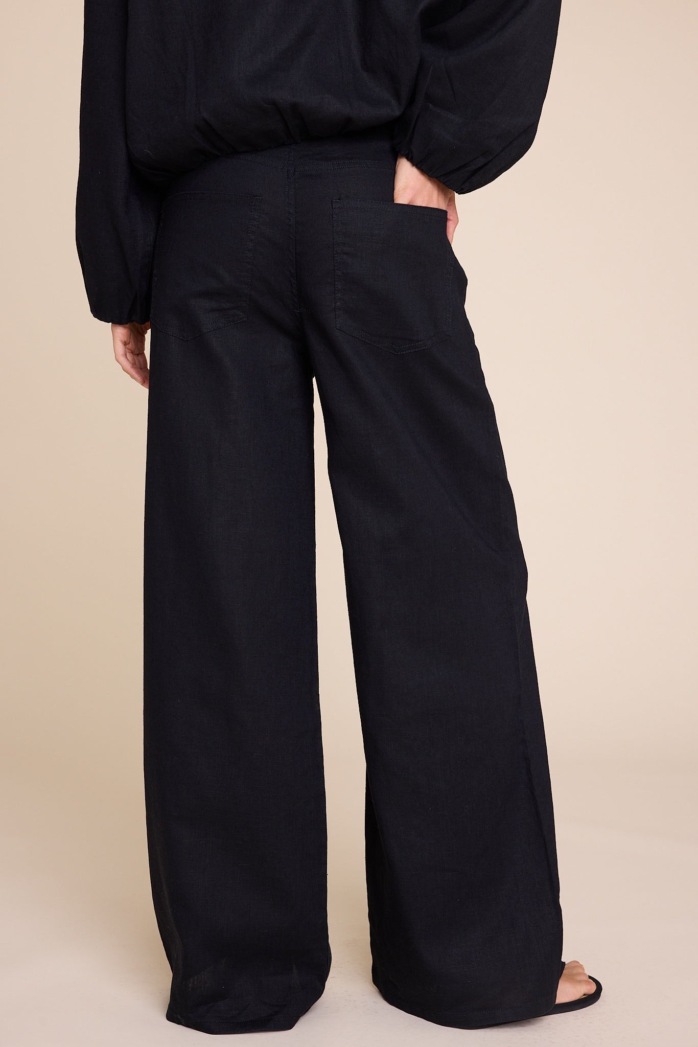 Line of Oslo St. Barth Linen Black