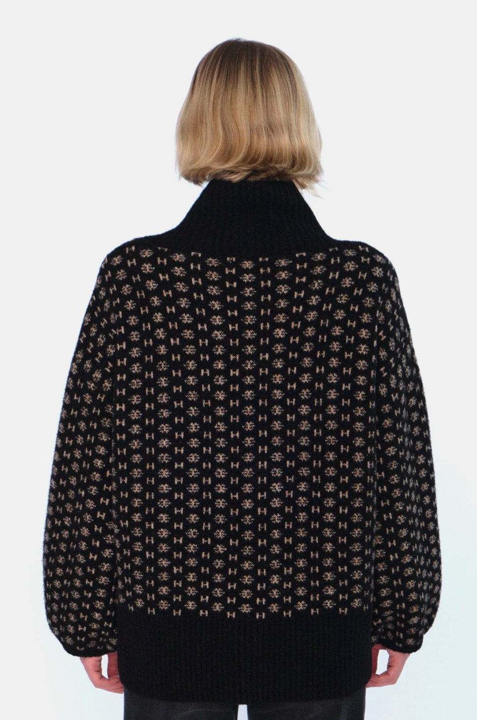 HÉST Logo Sweater Black