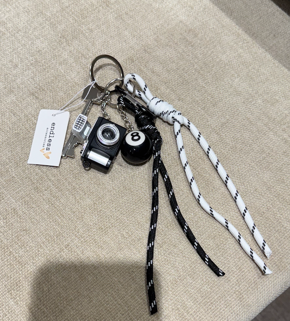 Endless Bag Charm Sort Hvit