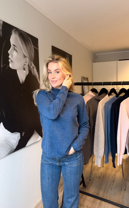 Amuse by Veslemøy Martine Genser Blue