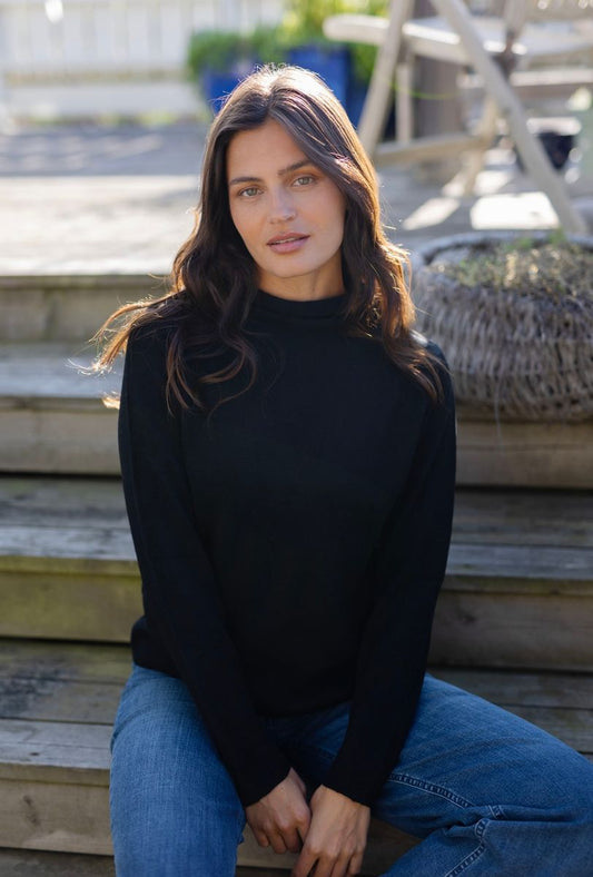 Amuse by Veslemøy Martine Genser Black