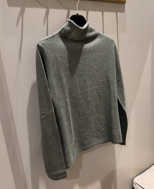 Amuse by Veslemøy Martine Genser Olive