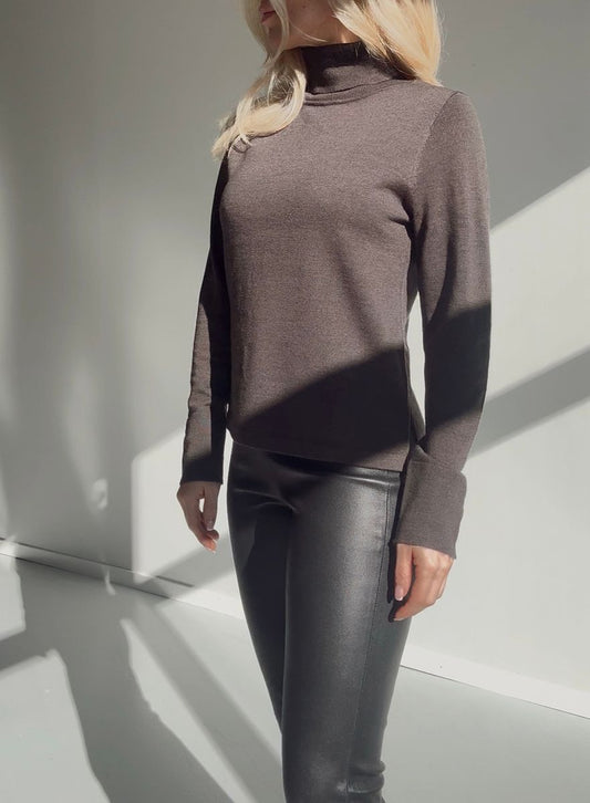 Amuse by Veslemøy Mathilde Genser Brown