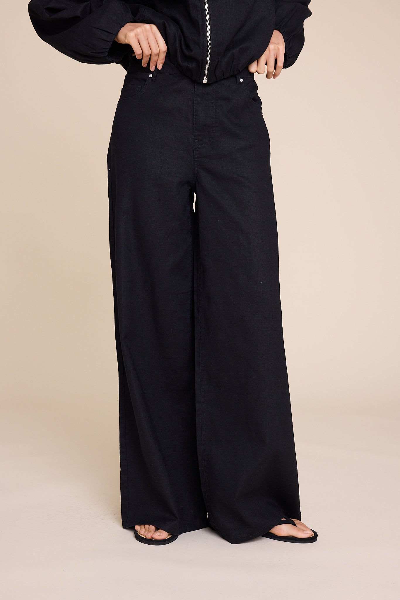 Line of Oslo St. Barth Linen Black